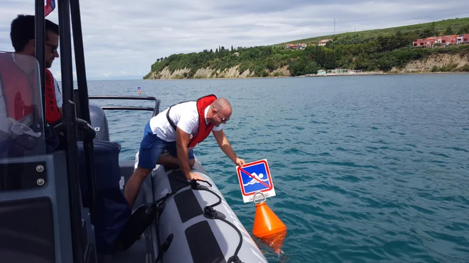 Označbe na morju pred naravnim kopališčem (Debeli rtič) urejata in nadzirata Robert Škrokov in Jure Tončič z URSP. FOTO: Boris Šuligoj/Delo