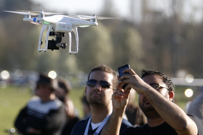 Če nekoliko poenostavimo, bodo po Whitovem mnenju šoferji v prihodnosti lahko postali upravljavci dronov. FOTO: Reuters