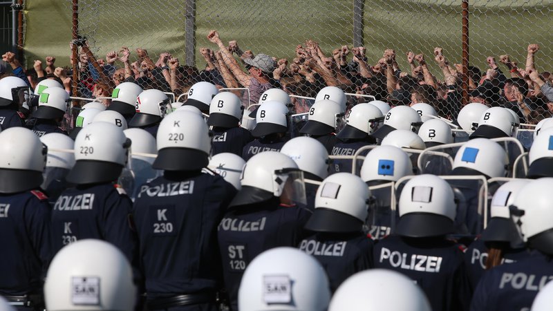 Fotografija: Nemški poostritvi nadzora bo sledila poostritev na avstrijskih južnih mejah, predvsem na meji z Italijo in Slovenijo. Kanclerka Angela Merkel je že omenila, da bi nemčija ali Frontex pri tem lahko pomagala. FOTO: Tadej Regent/Delo