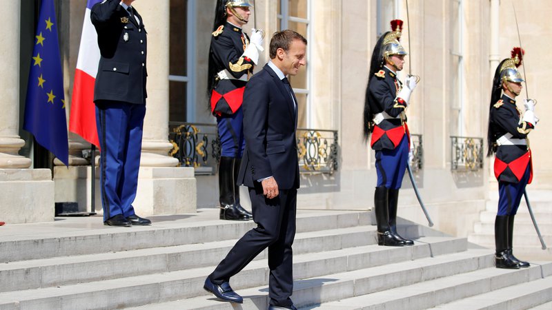 Fotografija: Čeprav zaradi prehoda na profesionalno vojsko ni bil v vojski, je francoski predsednik Emmanuel Macron nenavadno naklonjen uniformam. FOTO: Reuters