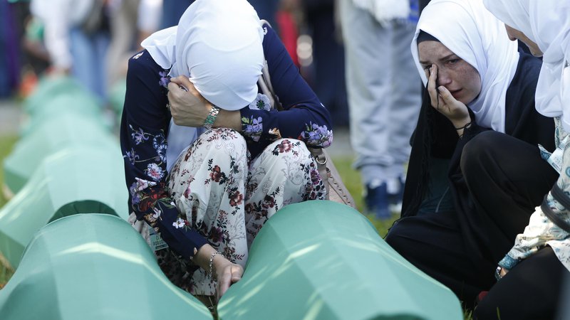 Fotografija: Danes so v spominskem parku Potočari, 23. let po genocidu, pokopali posmrtne ostanke še 35 žrtev genocida v Srebrenici. FOTO: AP