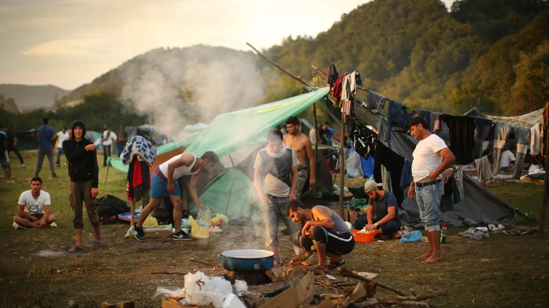 Begunci in migranti v improviziran kampu na obrobju Velike Kladuše. FOTO: Jure Eržen
