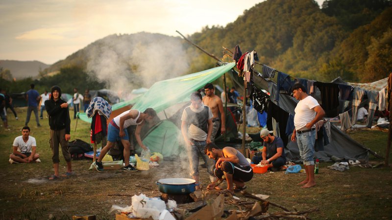 Fotografija: Begunci in migranti v improviziran kampu na obrobju Velike Kladuše. FOTO: Jure Eržen