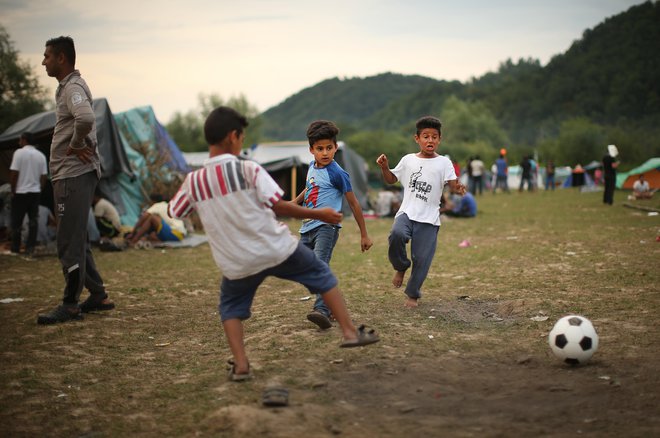 Otroci so, begunski in lokalni, igrali nogomet – ozračje svetovnega prvenstva je doseglo tudi veliki travnik ob taborišču. FOTO: Jure Eržen