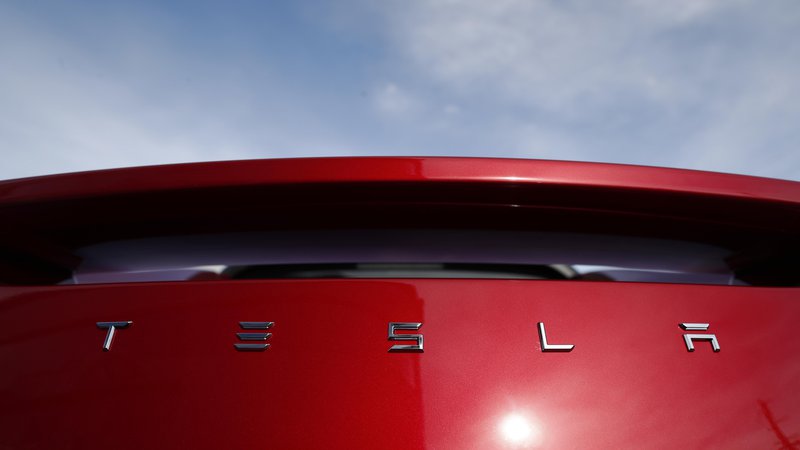 Fotografija: Podjetje Tesla trdi prav nasprotno - da je bila najcenejša izvedenka modela vselej dosegljiva in da so jo kupci tudi naročali. FOTO: AP