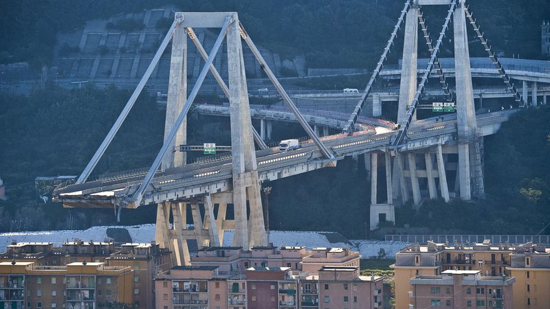 Fotografija: Vzrok za podrtje viadukta v Genovi je preslabo vzdrževanje. Foto AP