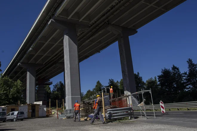 Malo mlajši viadukt Ravbarkomanda bi stroka zamenjala že pred 25 leti. Foto Voranc Vogel