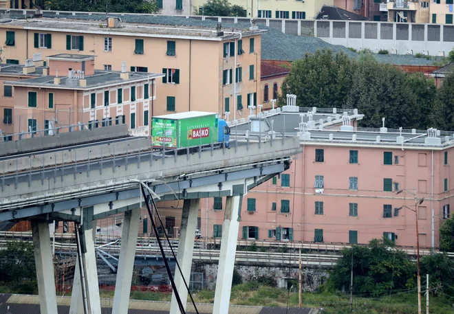 Vzrok za zrušenje viadukta še vedno ni znan. FOTO: Reuters