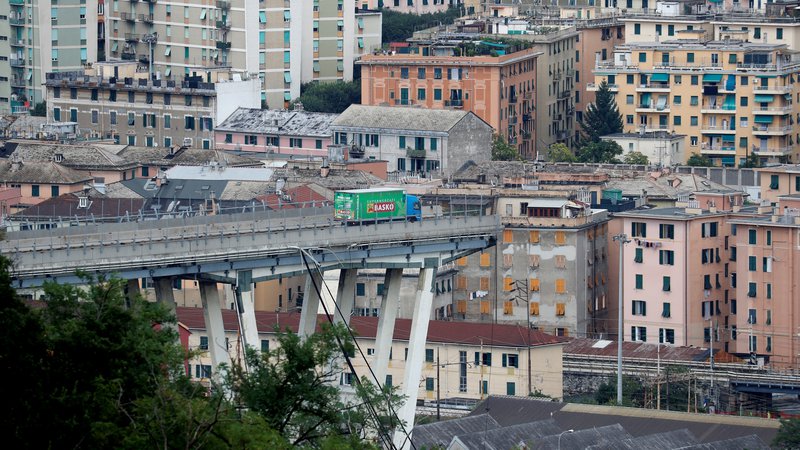 Fotografija: Zrušenje viadukta v Genovi, ki je bil problematičen že vrsto let. FOTO: Stefano Rellandini Reuters