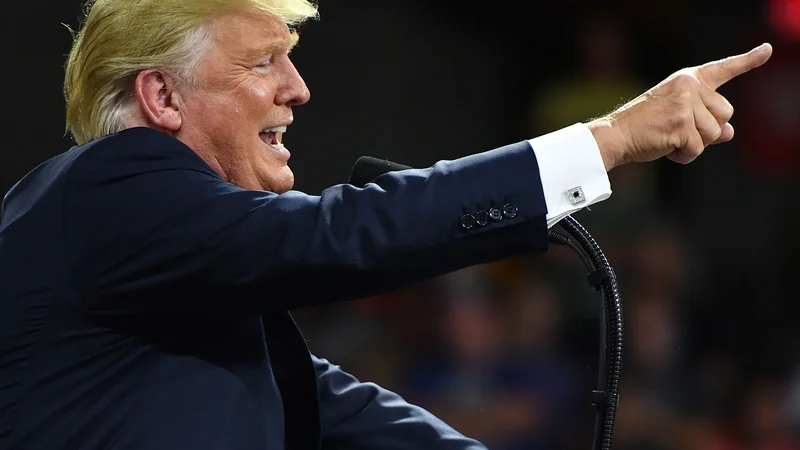 Koliko časa se bo Donaldu Trumpu še uspelo oklepati predsedniškega stolčka? FOTO: Mandel Ngan/AFP