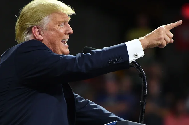 Koliko časa se bo Donaldu Trumpu še uspelo oklepati predsedniškega stolčka? FOTO: Mandel Ngan/AFP