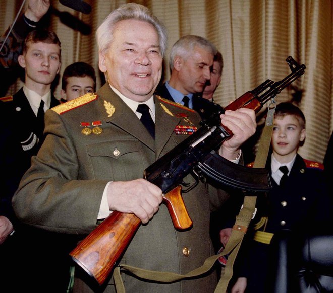 Ruski koncern Kalašnikov je najbolj znan po jurišni puški AK-47. Inženir puške je bil Mihail Kalašnikov. FOTO: Dima Korotajev / Reuters