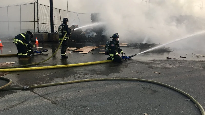 Fotografija: Gasilci gasijo požar na območju tovarne Tesla v Fremontu. FOTO: Fremont Fire Department/Twitter