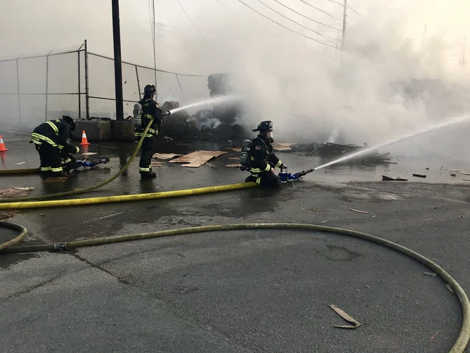 Gasilci gasijo požar na območju tovarne Tesla v Fremontu. FOTO: Fremont Fire Department/Twitter