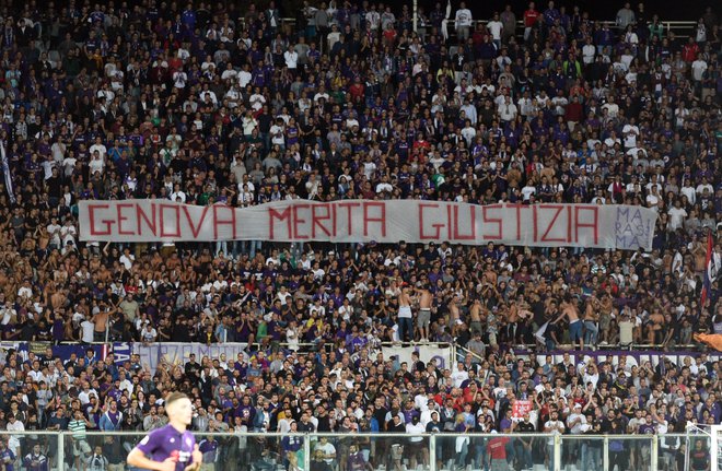 Tudi navijači Fiorentine so se spomnili žrtev. Z jasnim sporočilom zahtevajo ustrezno preiskavo nesreče. FOTO: Claudio Giovannini / AP