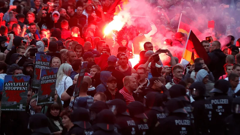 Fotografija: Ponedeljkovih protestov se je udeležilo okoli 2000 skrajnih desničarjev, tudi neonacistov, in okoli tisoč levičarskih. FOTO: Odd Andersen/AFP
