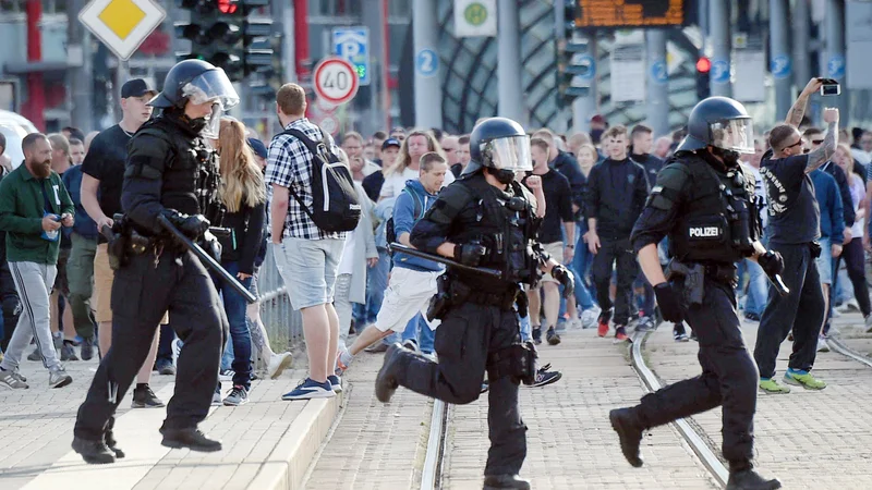 Fotografija: Na torkovih demonstracijah v Dresdnu je bilo manj ljudi kot v Chemnitzu. FOTO: Andreas Seidel/AFP