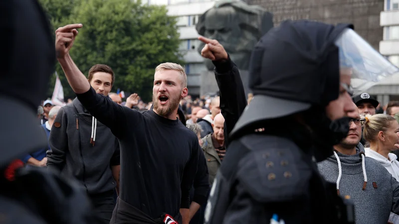 Fotografija: Nekateri meščani Chemnitza podpirajo demonstrante proti begunskemu navalu v Nemčiji. FOTO: Odd Andersen/AFP