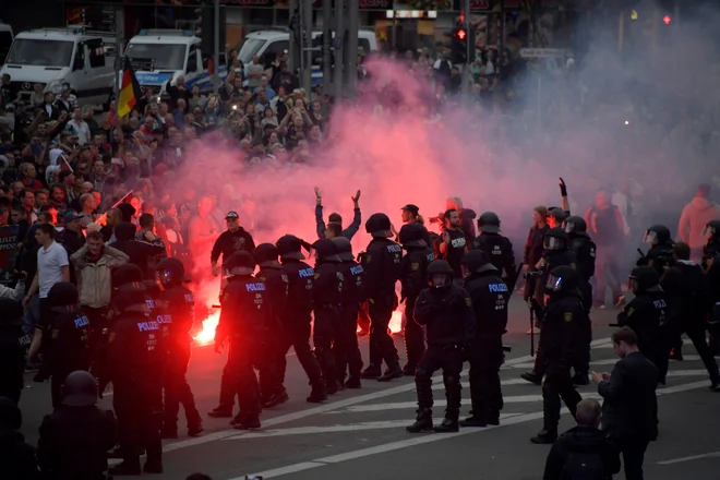 Zvezni urad za zaščito ustave je saške oblasti posvaril pred divjanjem skrajnih desničarjev. FOTO: Matthias Rietschel/Reuters