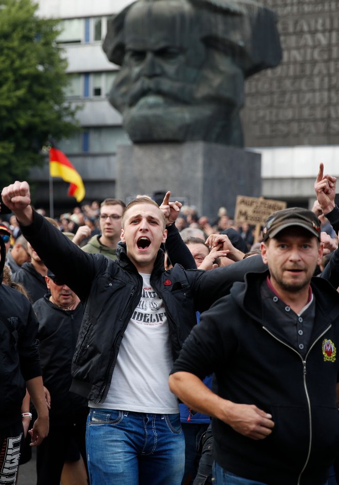 Demostracije skrajnih desničarjev pred kipom Karla Marxa v Chemnitzu. FOTO: AFP