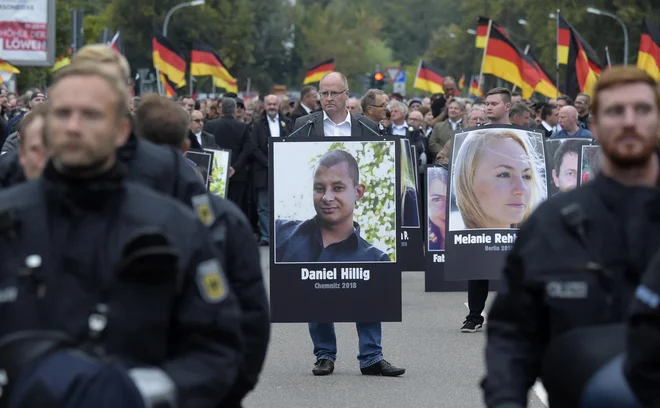 Policija ocenjuje, da se je marša skrajno desnih organizacij in strank udeležilo 4500 ljudi, nasprotnih demonstracij pa štiri tisoč. FOTO: Jens Meyer/Ap