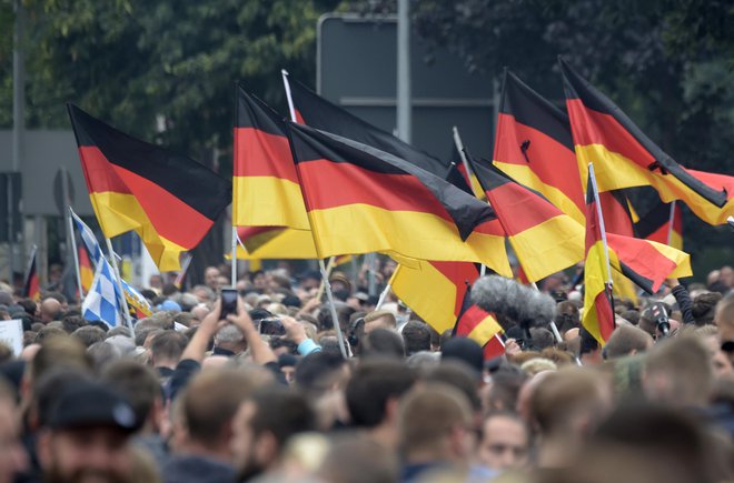 Ogorčene demonstracije skrajne desnice so sledile uboju 35-letnega nemškega državljana Daniela Hilliga. FOTO: Jens Meyer/Ap