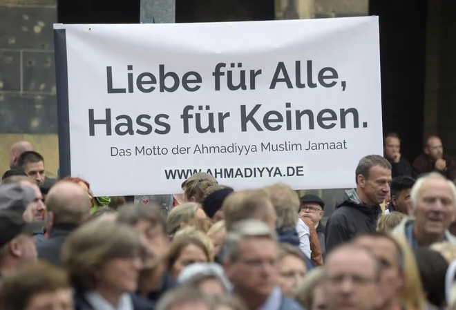 Ljubezen za vse, sovraštvo za nikogar. FOTO: Jens Meyer/AP