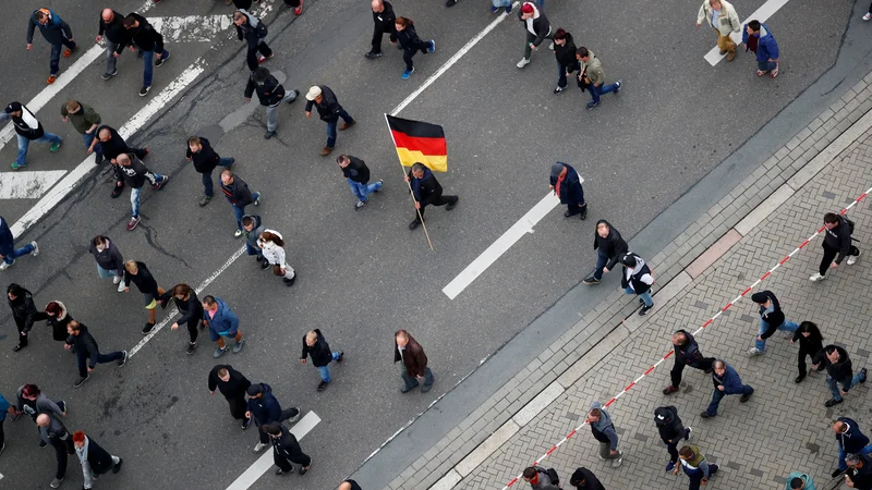 Fotografija: Ogorčene demonstracije skrajne desnice so sledile uboju 35-letnega nemškega državljana Daniela Hilliga, za katerega je obtožen 22-letni iraški Kurd. FOTO: Hannibal Hanschke/Reuters