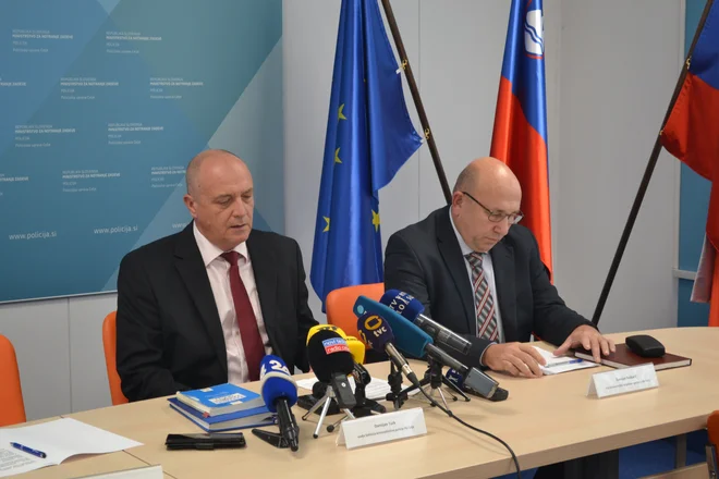 Vodja celjskih kriminalistov Damjan Turk in višji kriminalistični inšpektor iz generalne policijske uprave Damijan Roškarič sta na novinarski konferenci predstavila podrobnosti kriminalistične preiskave FOTO: PU Celje