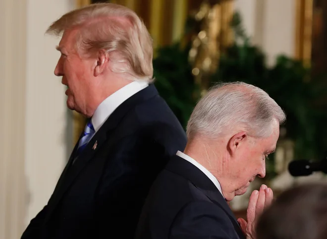 Odnos med Donaldom Trumpom in pravosodnim ministrom Jeffom Sessionsom (desno) je na spolzkih tleh. FOTO: Reuters