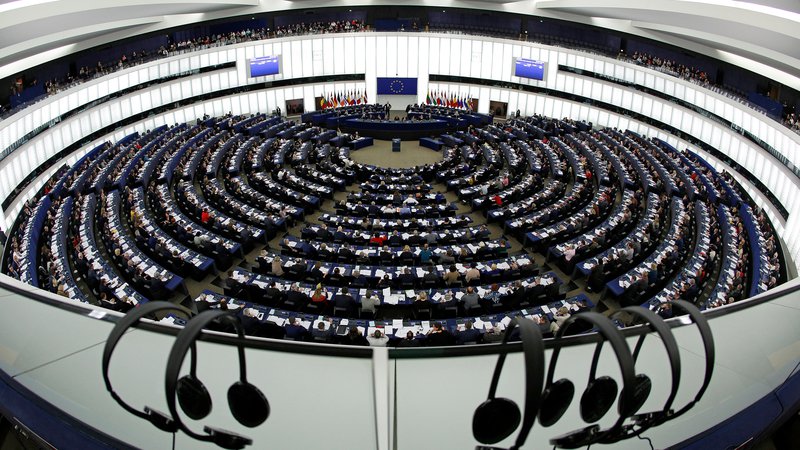 Fotografija: Members of the European Parliament take part in a voting session at the European Parliament in Strasbourg, France, February 7, 2018. Picture taken with a fisheye lens. REUTERS/Vincent Kessler - RC1FEE178090