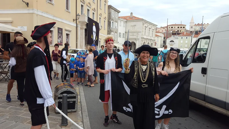 Fotografija: Nepogrešljivi del pomorskega krsta, s katerim na pomorski šoli medse sprejmejo dijake prvega letnika, so gusarji, ki tradicionalno zasedejo Piran in prinesejo novega vetra bodočim pomorcem. FOTO: Boris Šuligoj