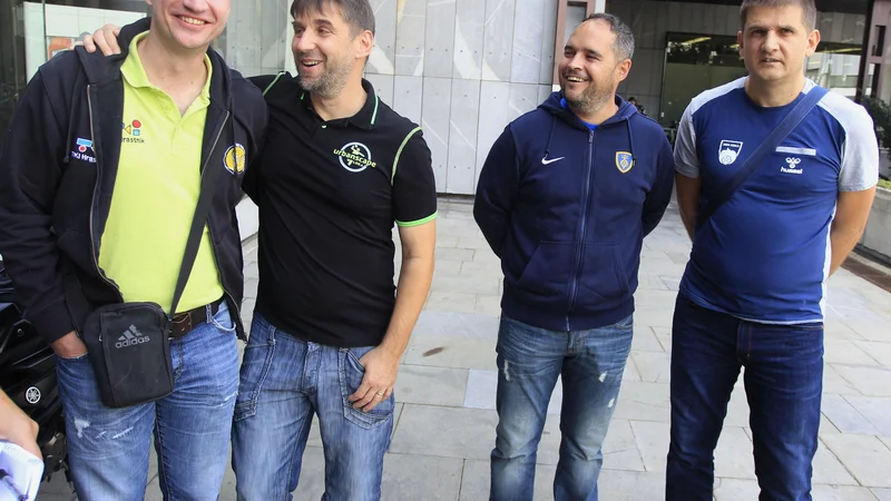 Trener Loke Robert Beguš (drugi z leve) je bil uspešen pri kolegu Alešu Sirku na Dolu. Foto Roman Šipić