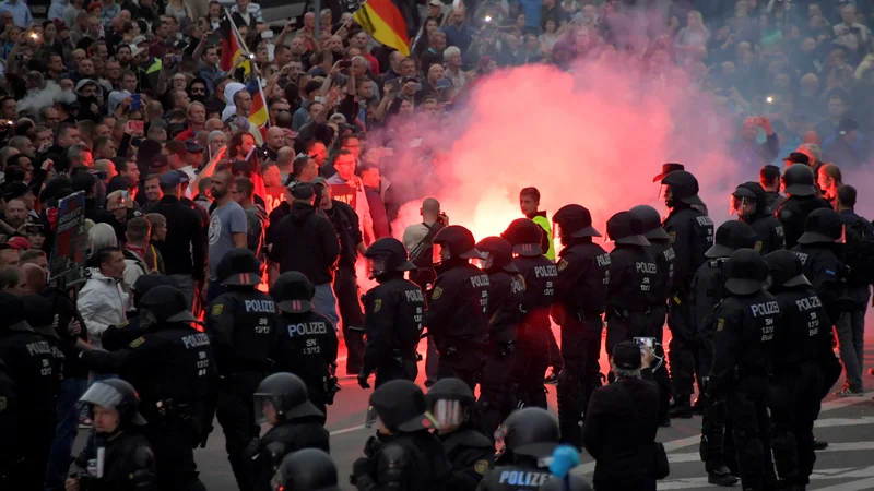 Fotografija: Pred dnevi so Nemčijo pretresli prizori z demonstracij skrajnih desničarjev v saškem Chemnitzu, ko je iraški migrant z nožem ubil 35-letnika. Foto Reuters