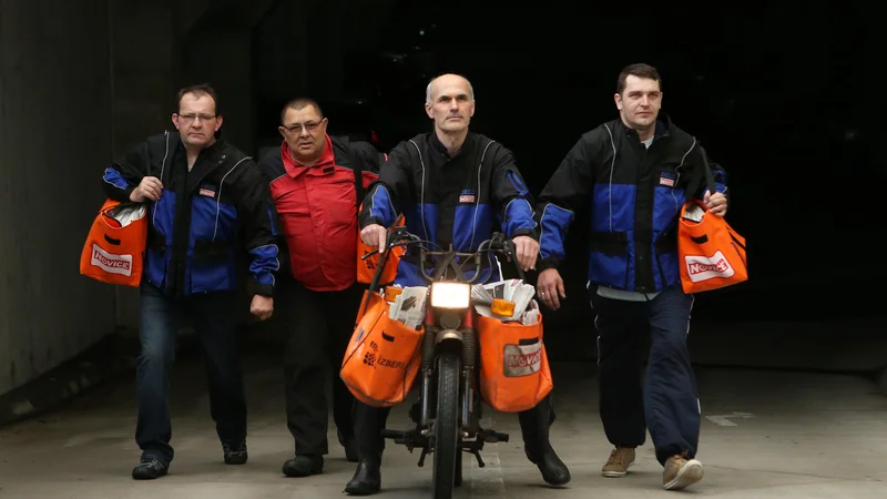 Fotografija: Raznašalci časopisov. FOTO: Uroš Hočevar/Delo