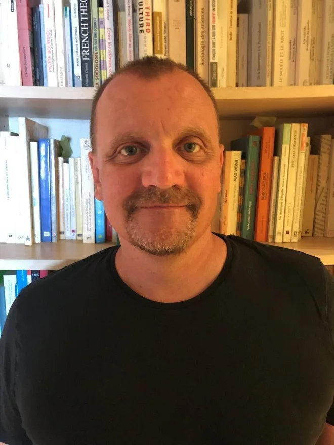 Sociolog Vitale Philippe je predsedoval komisiji strokovnjakov, ki so se po naročilu francoske države dve leti poglabljali v dokumentacijo o otrocih z Reuniona.&nbsp;FOTO: Osebni arhiv