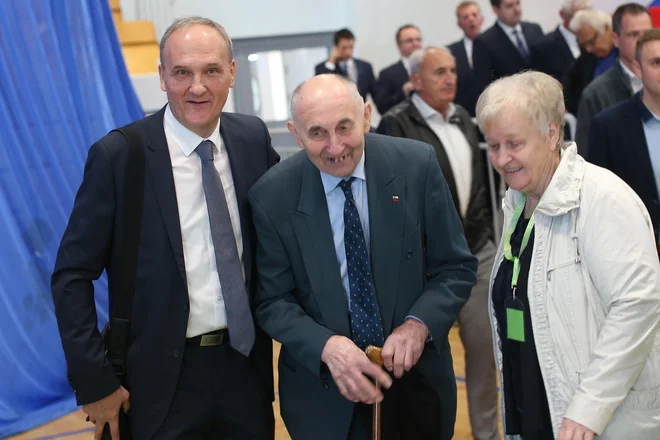 Na kongresu stranke SLS v Novem mestu je najglasnješi aplavz prejel prvi predsednik Slovenske kmečke zveze, današnje SLS, Ivan Oman. FOTO: Tomi Lombar/Delo