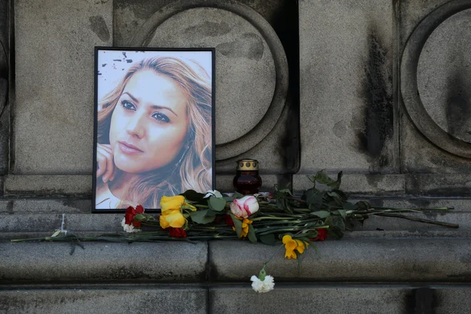 Več tisoč Bolgarov se je spominu novinarke v včeraj zvečer poklonilo na bedenjih. FOTO: Stoyan Nenov/Reuters