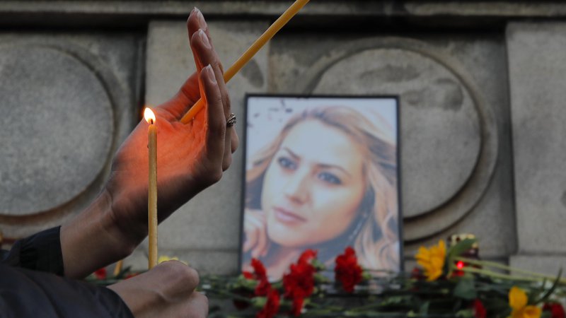 Fotografija: Marinova, ki naj bi pred umorom poročala o preiskavi domnevne korupcije pri porabi sredstev EU, je bila brutalno umorjena in posiljena. FOTO: Vadim Ghirda/AP