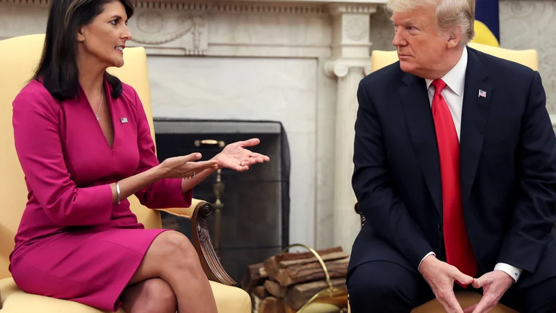 Fotografija: Donald Trump je ob oznanilu odhoda ameriške veleposlanice pri Združenih narodih Nikki Haley močno pohvalil njeno delo. FOTO: Jonathan Ernst/Reuters