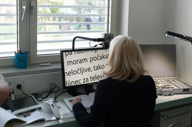 V interdisciplinarnem timu sodelujejo tudi strokovnjaki za uporabo informacijsko-komunikacijske tehnologije. Foto arhiv očesne klinike