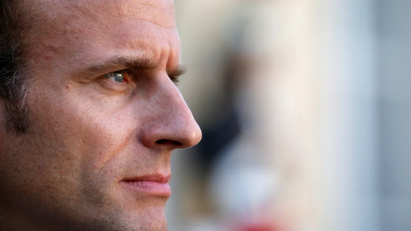 Fotografija: Francoski predsednik Emmanuel Macron želi hoditi po sredini. FOTO: Reuters
