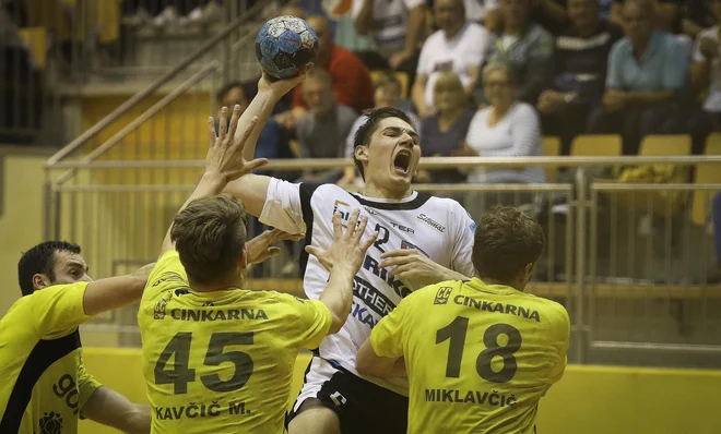 Tilen Strmljan je dosegel dva gola za Ribnico. FOTO: Jože Suhadolnik