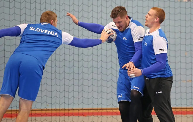 Trije krožni napadalci, z leve Blaž Blagotinšek, Matic Suholežnik in Matej Gaber, bodo stebri slovenske obrambe. FOTO: Tadej Regent