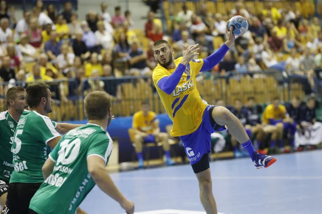 Branko Vujović bo zelo obremenjen na desnem zunanjem položaju, kjer nima prave zamenjave. FOTO: Leon Vidic