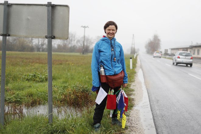 Američanka Berenice Tompkins v Katovice nosi zastavice z molitvami in sporočili za uspešnost podnebnega vrha. FOTO: Leon Vidic