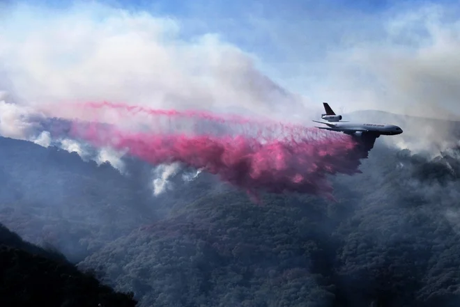 Domove je moralo zapustiti več tisoč ljudi. FOTO: Richard Vogel/AP