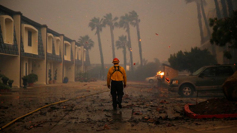 Fotografija: V najbolj smrtonosnih požarih v zgodovini Kalifornije je po doslej umrlo najmanj 31 ljudi, več kot 200 je pogrešanih, četrt milijona je moralo zapustiti domove. FOTO: Reuters/Eric Thayer 