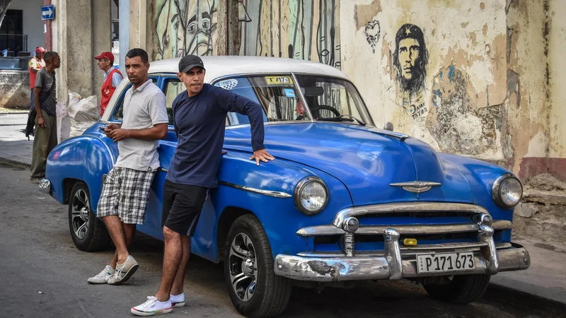 Fotografija: Novih avtomobilov v Havani skoraj ni. Po luknjastih cestah in ulicah še zmeraj vozijo stari ameriški avtomobili in lade, teh naj bi bilo na kubanskih cestah menda največ. Foto: Gašper Završnik