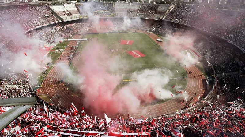 Fotografija: Monumental naj bi gostil odločilno tekmo južnoameriške lige prvakov med River Platom in Boco Juniors, toda tekmo so zaradi izgredov prestavili. Prizor je še iz časov, ko so lahko argentinske štadione obiskovali gostujoči navijači. FOTO: Reuters